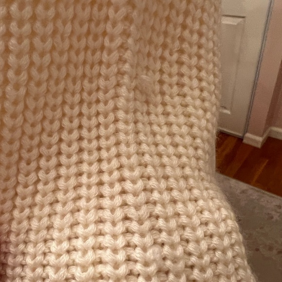 Guess Cream Cable Knit Cape With Gold Zipper Hardware - Picture 4 of 5